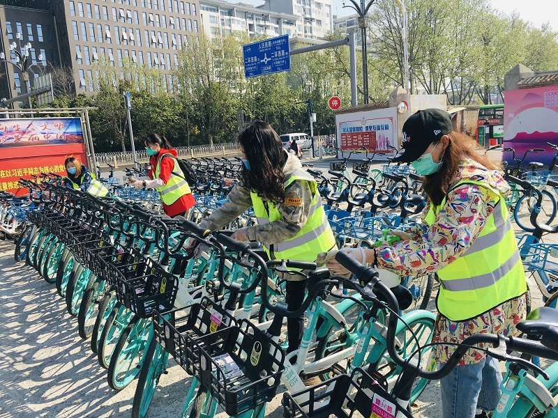 團(tuán)員們對(duì)共享單車進(jìn)行清潔.jpg