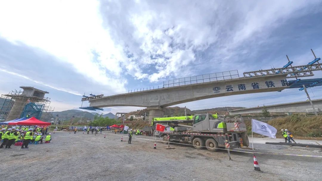 1650593625481798.jpg 2022-04-13-祥云財(cái)富鐵路專用線茨坪村特大橋20號(hào)墩柱轉(zhuǎn)體成功(3).jpg