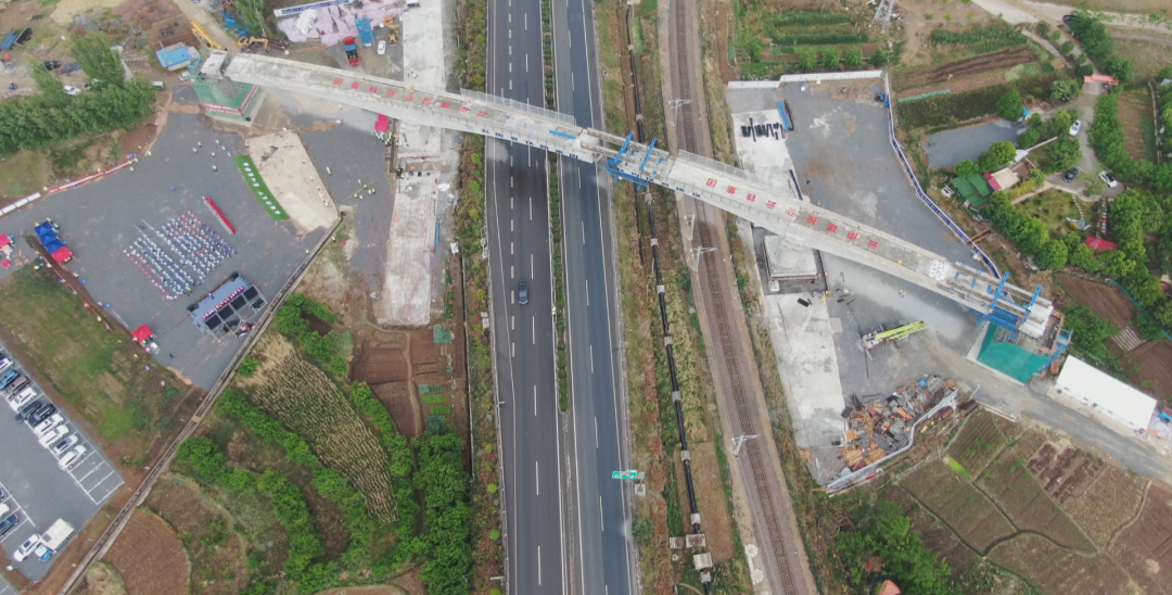 2022-04-18-國內(nèi)首座！祥云財(cái)富工業(yè)園區(qū)鐵路專用線茨坪村特大橋轉(zhuǎn)體成功.png