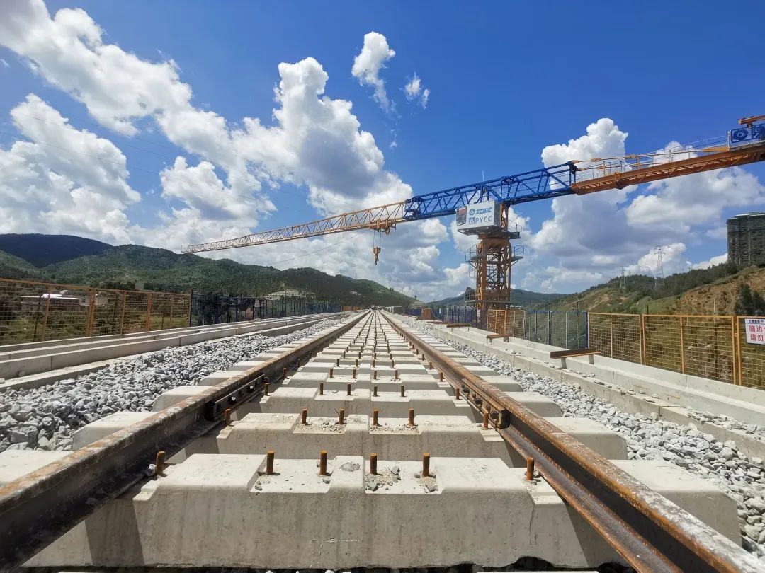 祥云財(cái)富鐵路專用線正線鋪軌完成!2.jpg