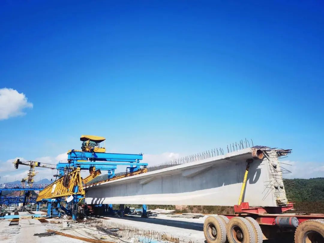 2022-10-01-永大項(xiàng)目羊蹄江大橋引橋T梁順利架設(shè)完成！1.jpg