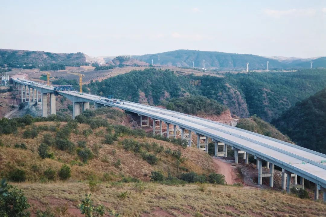 2022-12-24-剛構(gòu)過江，銀龍起舞——永大高速羊蹄江大橋合龍！2.jpg