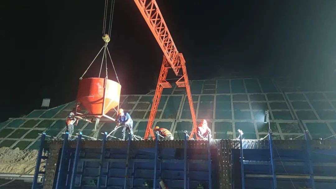 2023-3-2-那興項(xiàng)目首片40米T梁順利澆筑 金光祥到現(xiàn)場(chǎng)指導(dǎo).jpg